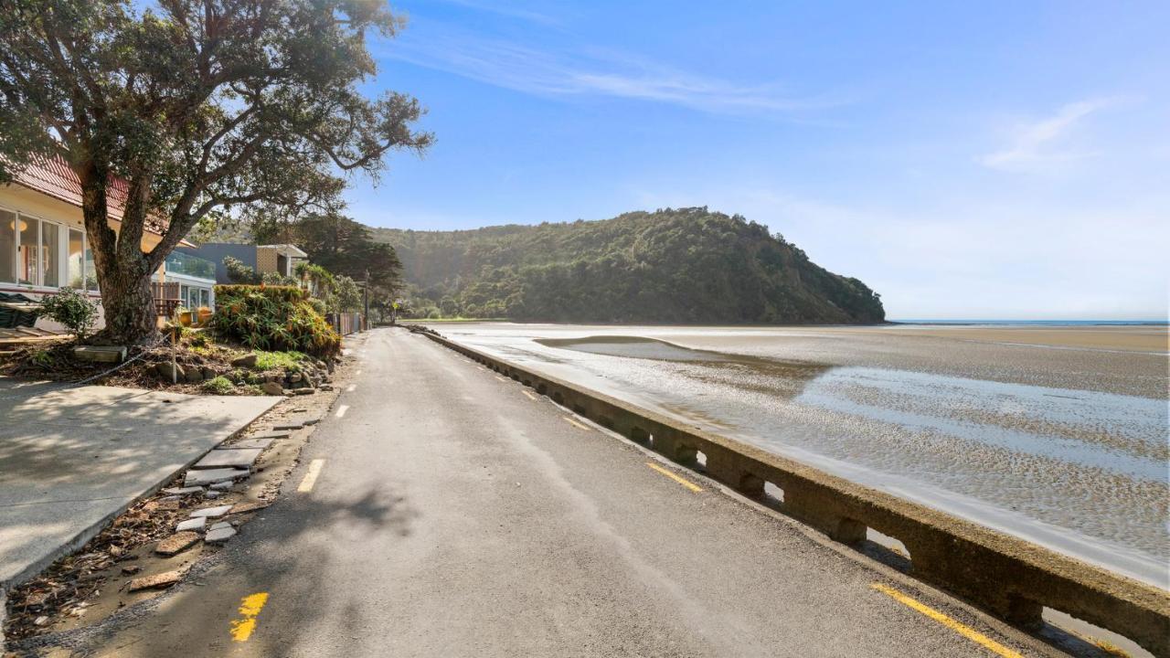 Beachside Bliss - Waiwera Beachfront Holiday Home Orewa Exterior foto